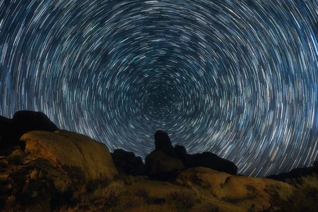 北極星を中心に、星が移動している写真
