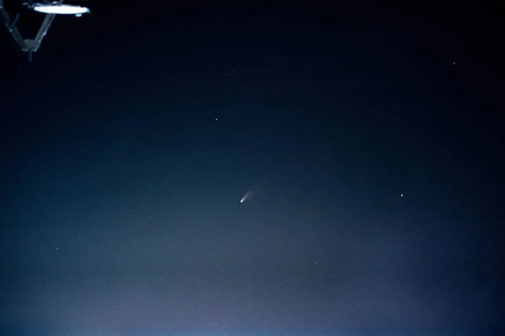 ISSからみた彗星