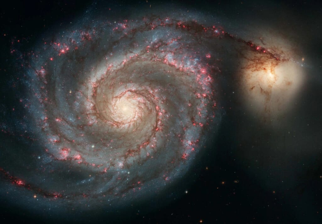 2本の腕がはっきりした渦巻銀河M51。右上の小さな天体が伴銀河NGC 5195