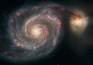 2本の腕がはっきりした渦巻銀河M51。右上の小さな天体が伴銀河NGC 5195