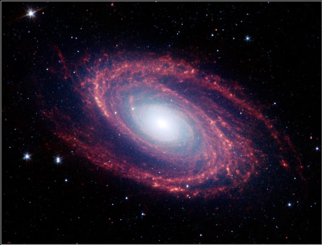 短い波長の赤外線でとらえた渦巻銀河M81。3.6ミクロン(左)と4.5ミクロン(右)
